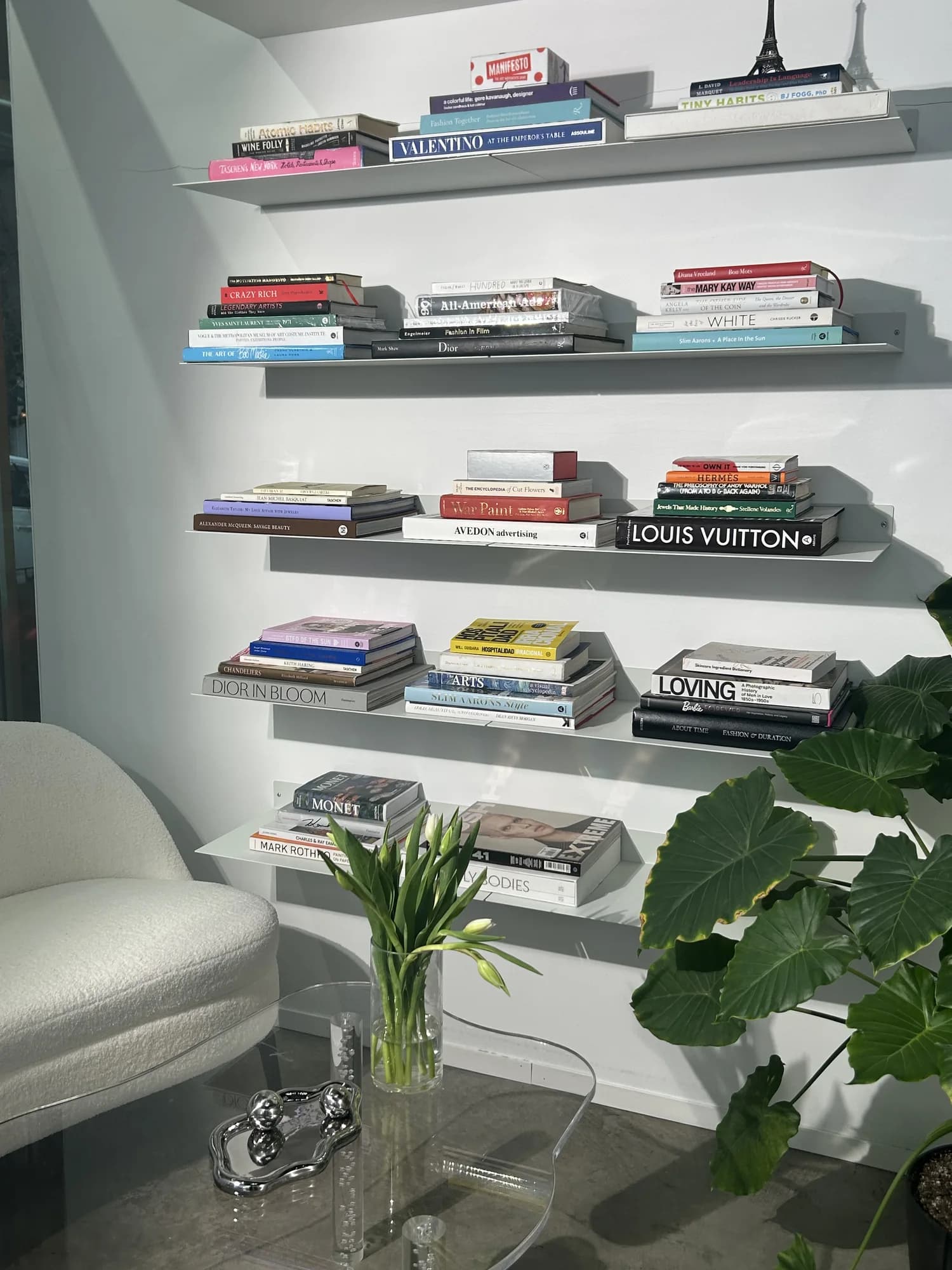 Estantes con libros de moda, arte y belleza en el estudio Tomy Rivero Beauty